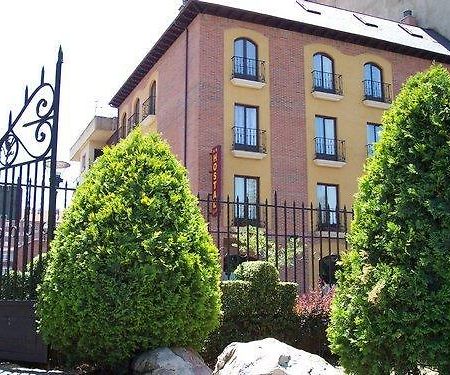 Hostal Quevedo Леон Екстериор снимка